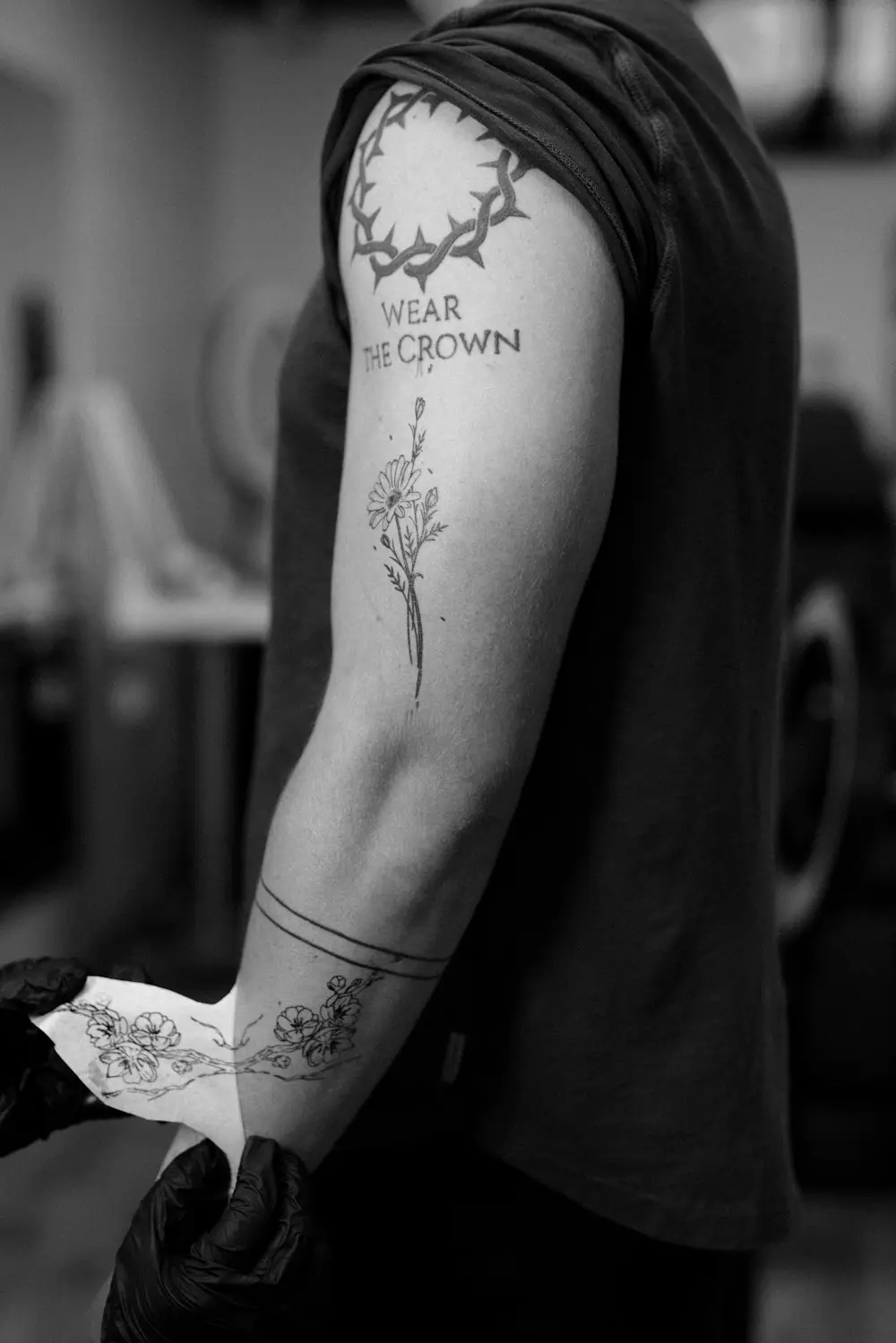 En arm med fina linjetatueringar