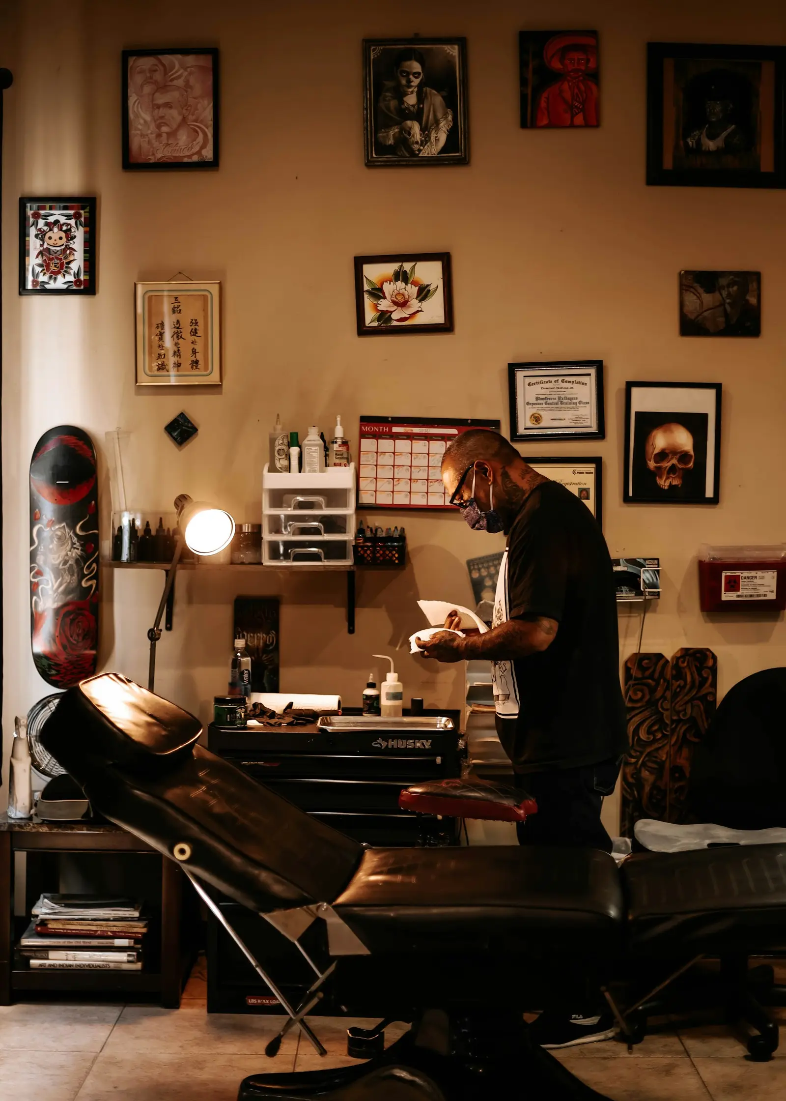 En tatueringsstudio med flash på väggarna
