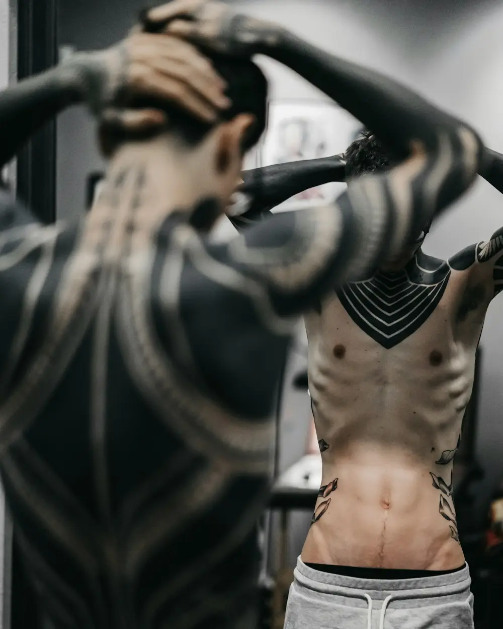 Två ryggar med blackwork i svartvitt