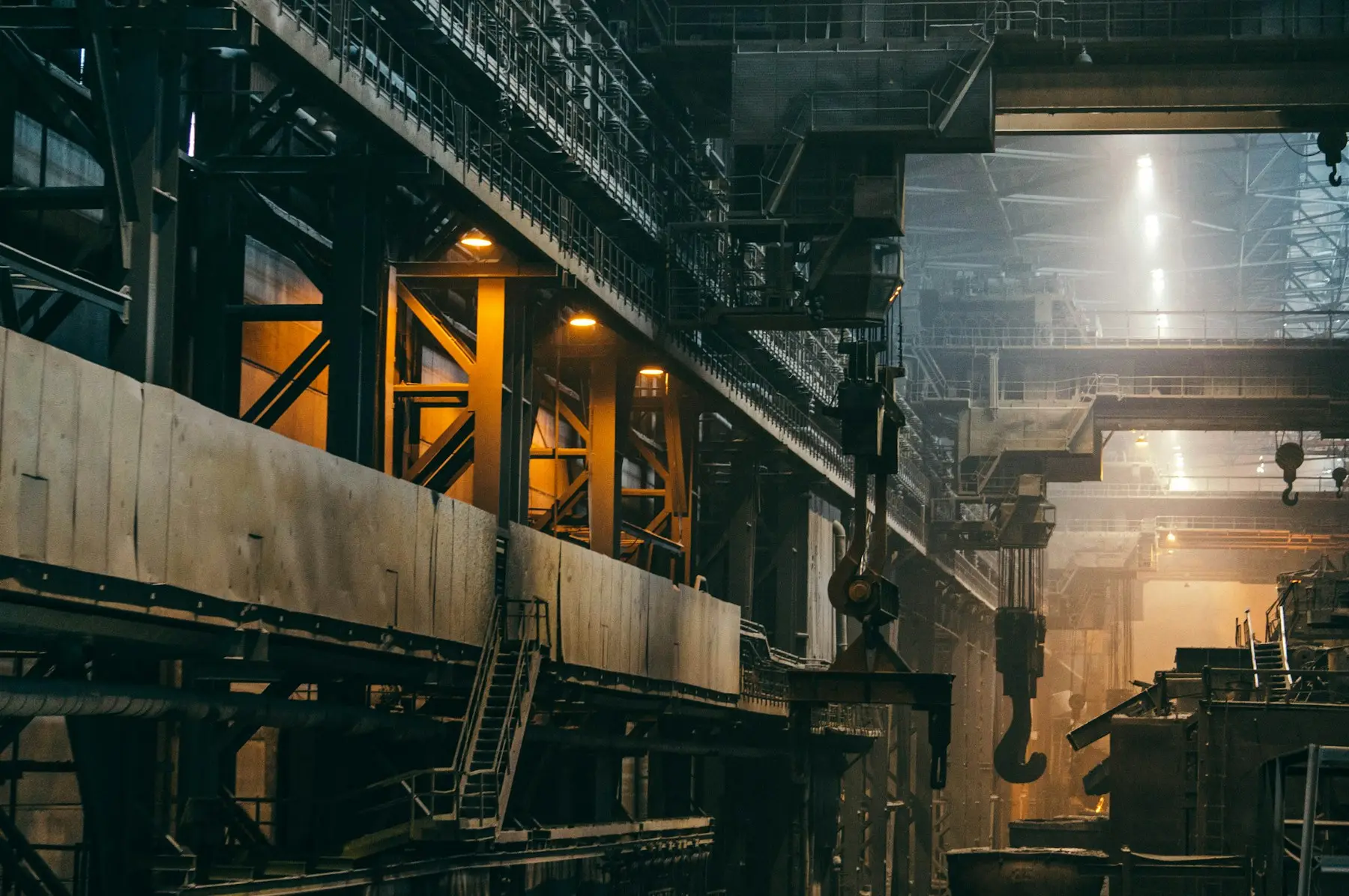Stor industrihall med traverskran och stålkonstruktioner