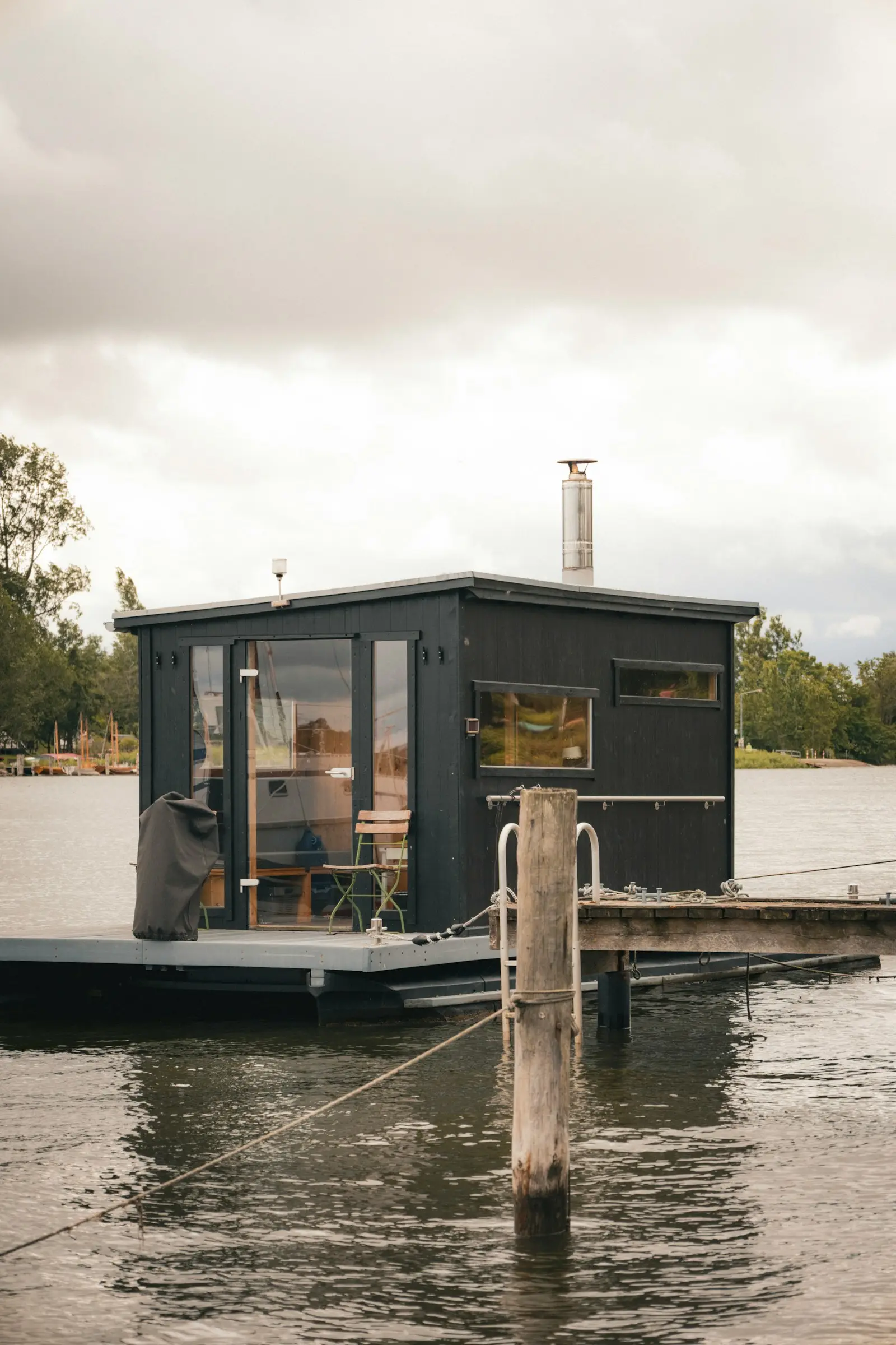 En svart flytande bastu på sjön